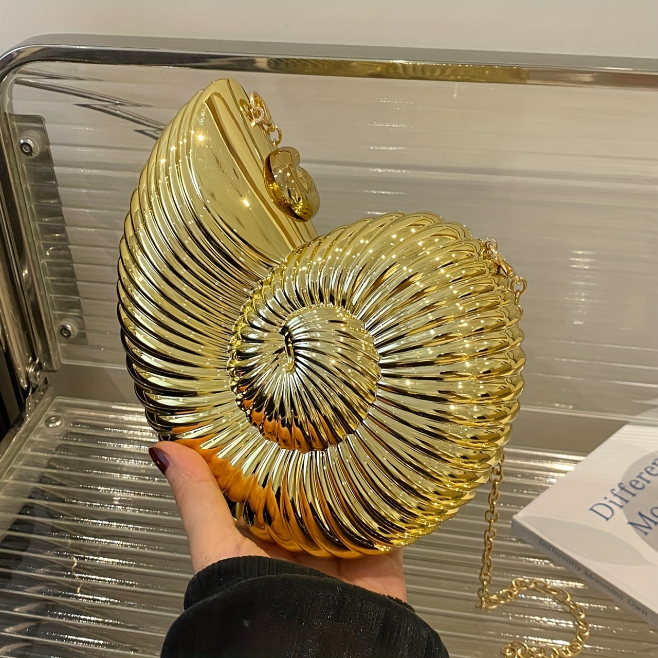 2024 New Golden Acrylic Conch Crossbody Bag with Detachable Chain Strap & Magnetic Closure - Spiral Shell Design Glossy Fashion Shoulder Bag for Women, Versatile Everyday Clutch or Evening Accessory, Clutch Purse, Unique Handbag, Casual Accessory, Trendy