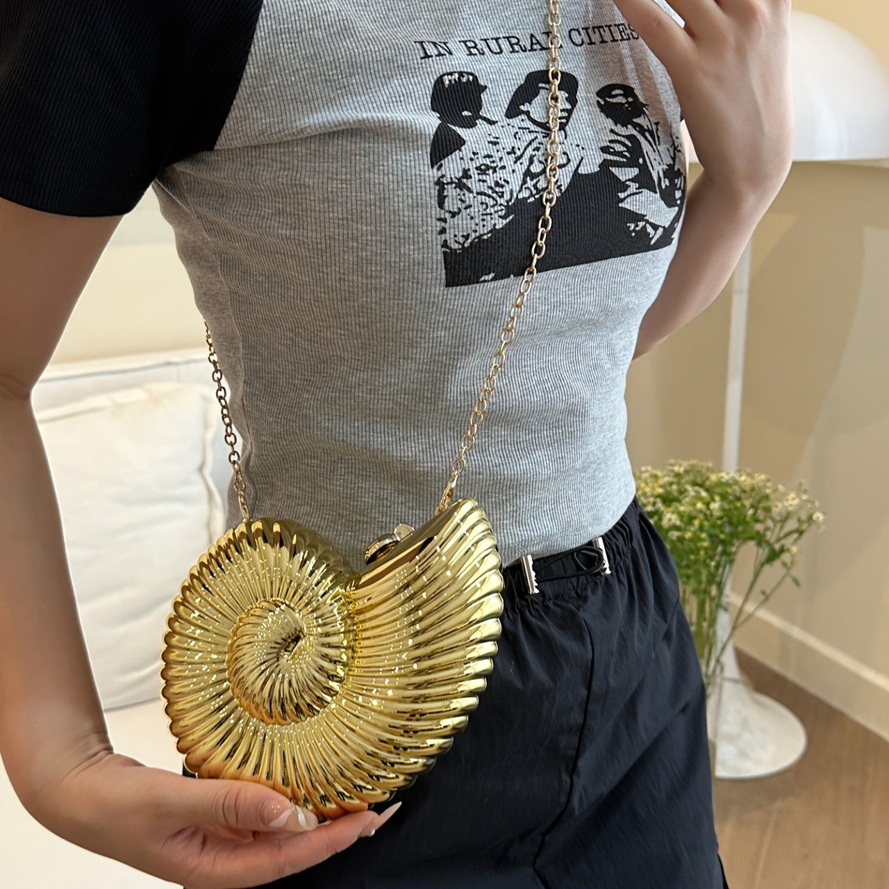 2024 New Golden Acrylic Conch Crossbody Bag with Detachable Chain Strap & Magnetic Closure - Spiral Shell Design Glossy Fashion Shoulder Bag for Women, Versatile Everyday Clutch or Evening Accessory, Clutch Purse, Unique Handbag, Casual Accessory, Trendy